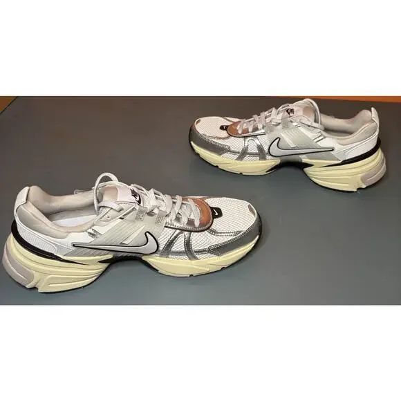 W Nike V2K Run Summit White/Metallic Silver FD0736-100; Size 14.5 - Picture 4 of 5